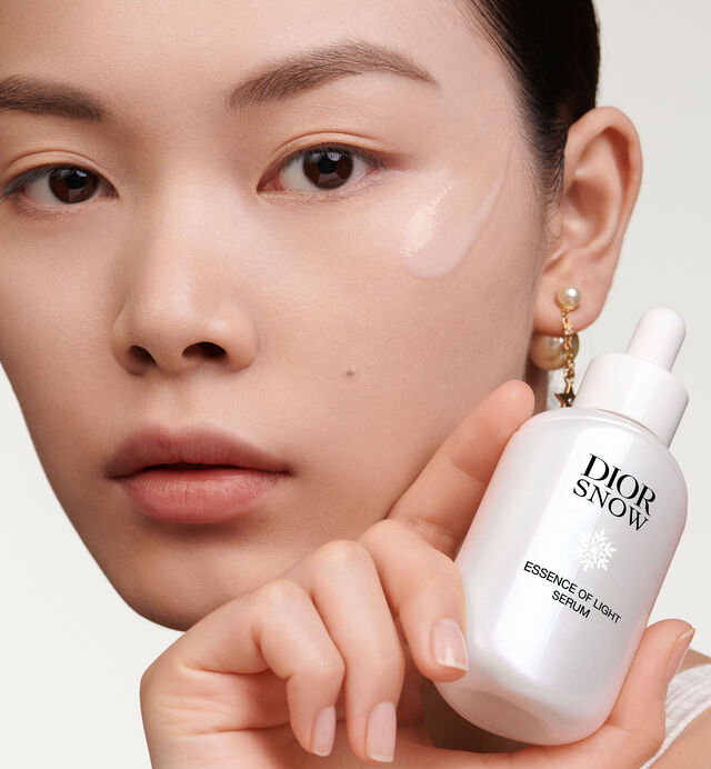 Dior DiorSnow Essense Of Light Brightening Milk Serum 50Ml