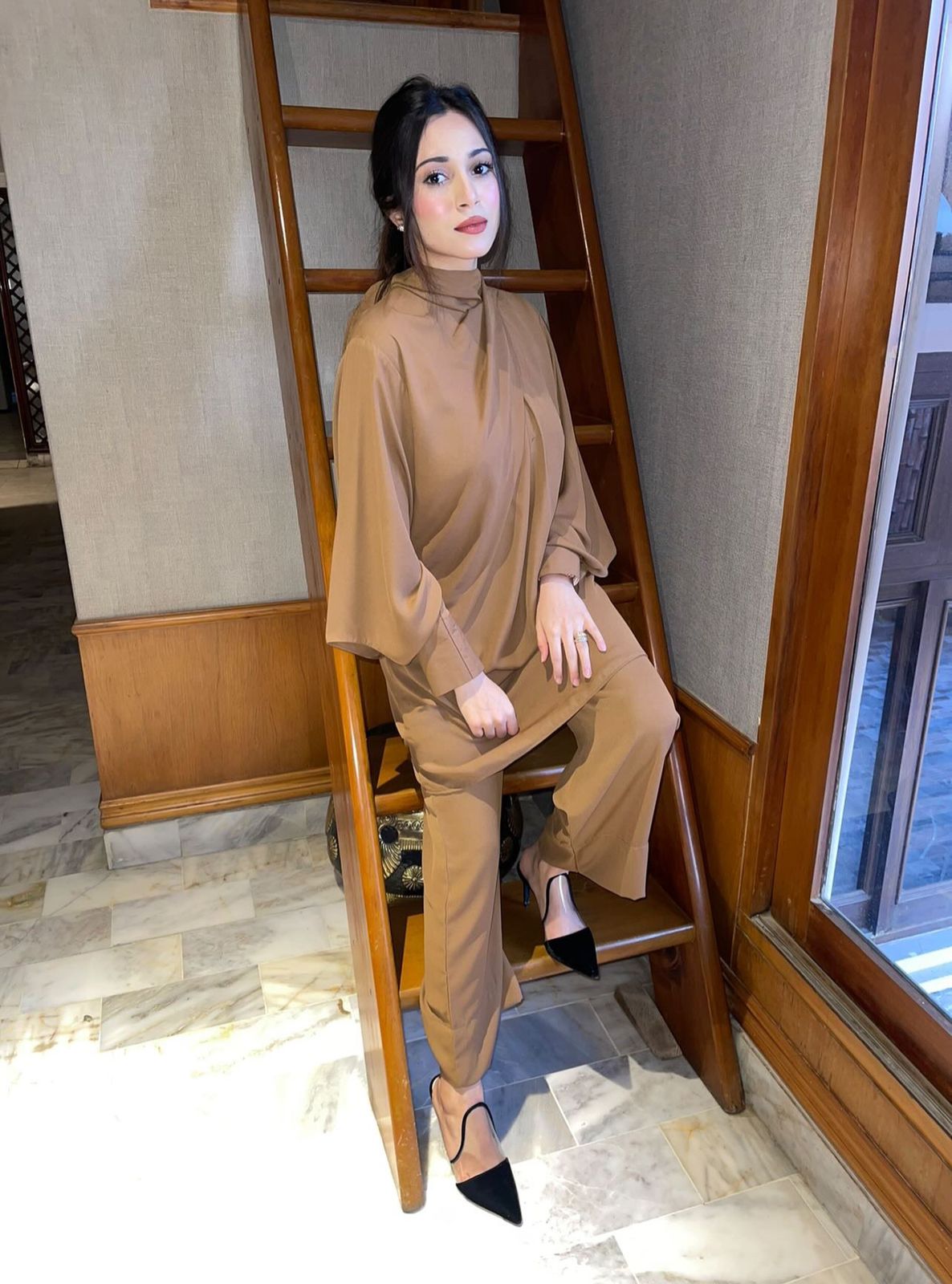 Manahils Stitched Knot Set Camel Brown