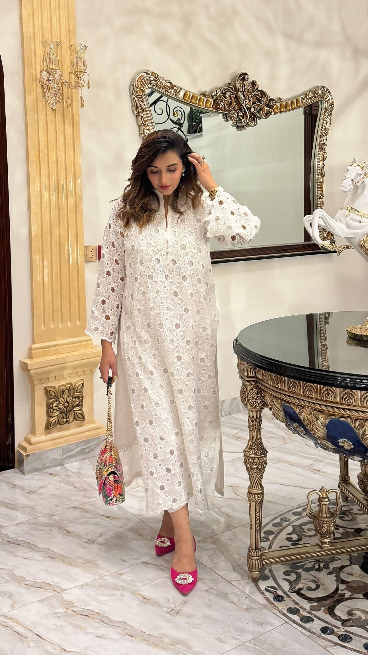 Manahils Stitched Crochet Net Bloom