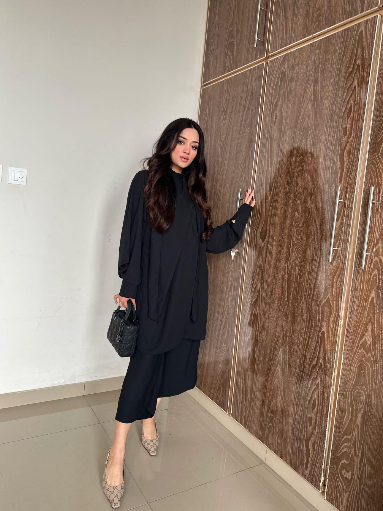 Manahils Stitched Knot Set Black