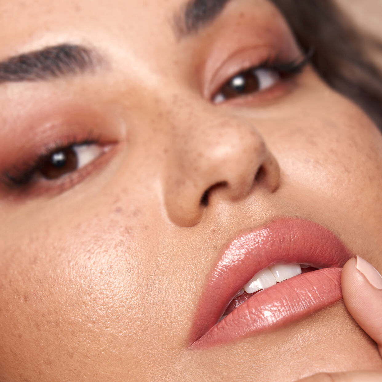 Huda Beauty - Power Bullet Cream Glow Hydrating Lipstick - Sweet Nude Honey Bun