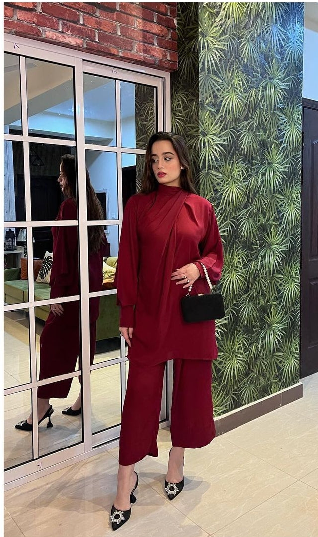 Manahils Stitched Knot Set Red