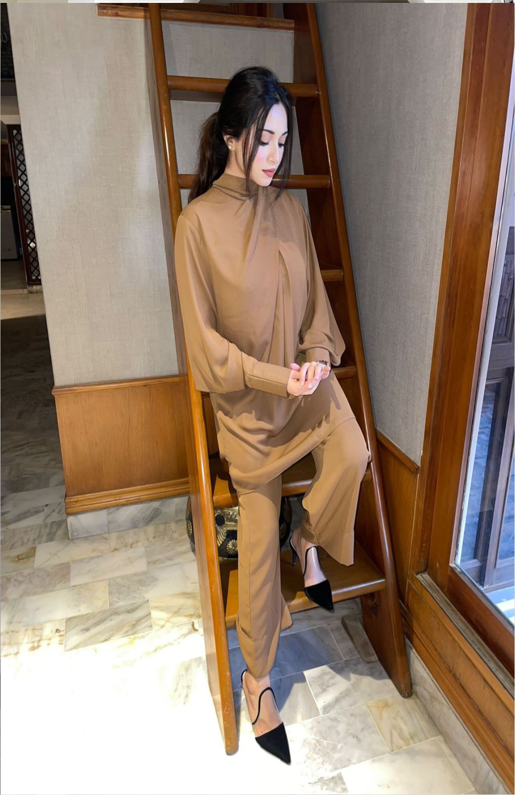 Manahils Stitched Knot Set Camel Brown